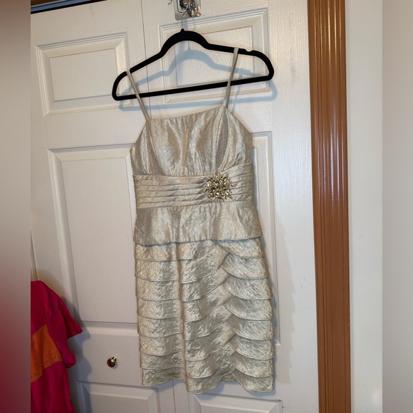 Jessica Howard Dresses & Skirts - Jessica Howard Gold Tiered Dress - 4P